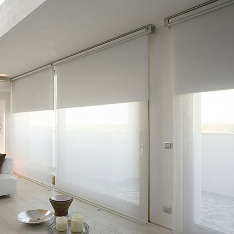 Roller doble screen blanco en living amplio