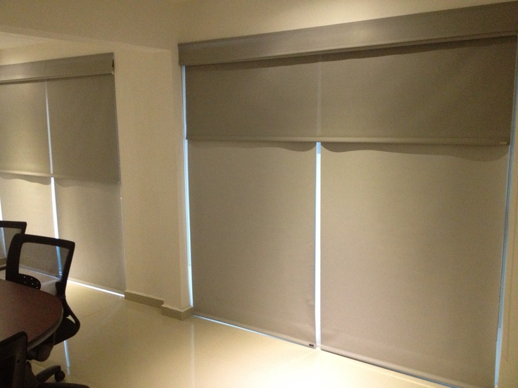 Dormitorio con cortina roller doble Blackout y Sunscreen en Bariloche