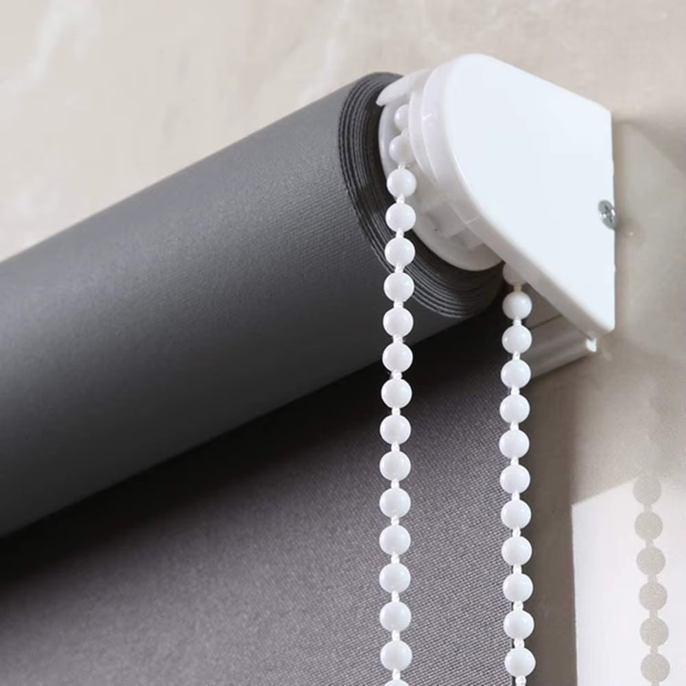 Comparación de cadena plástica y cadena metálica de cortina roller