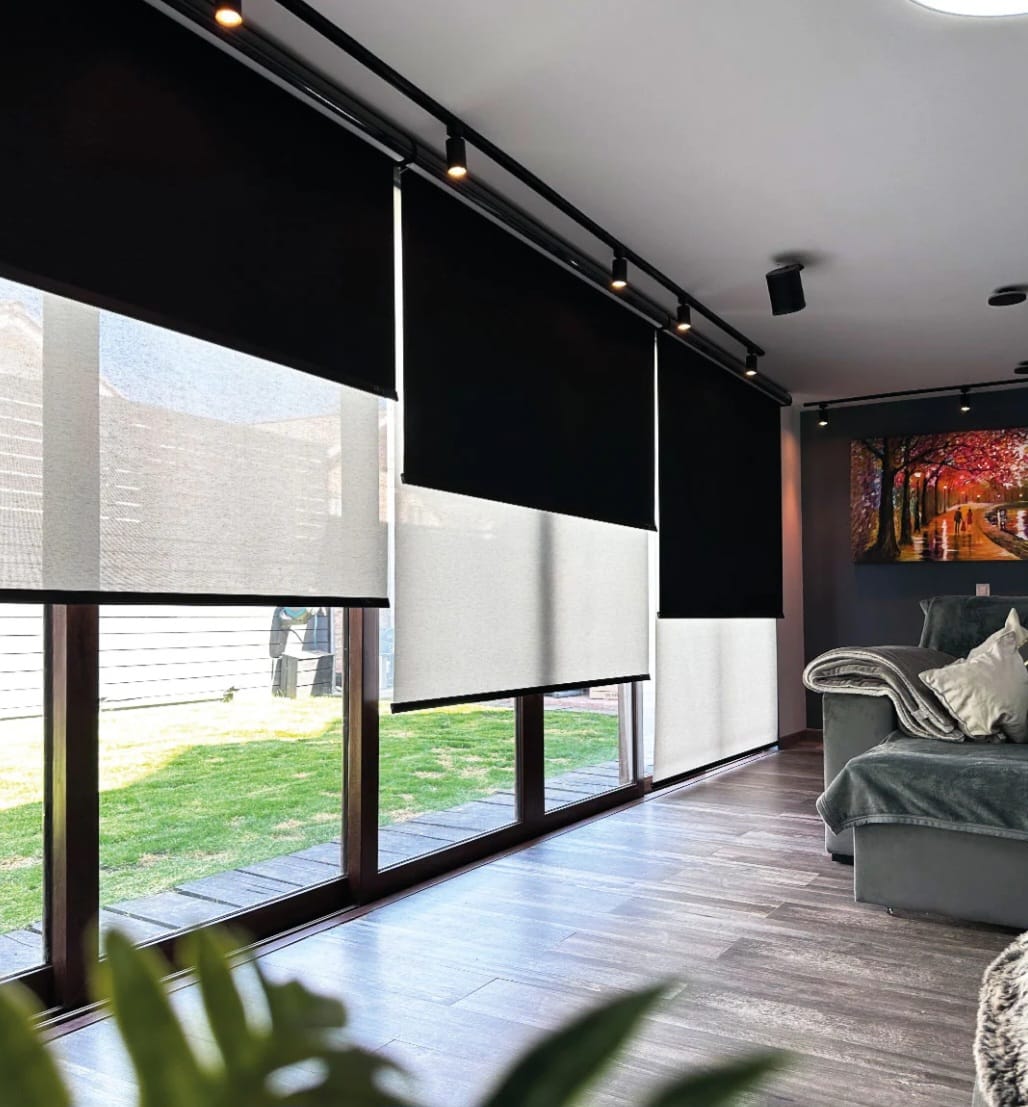 Roller doble screen negro en ambiente moderno