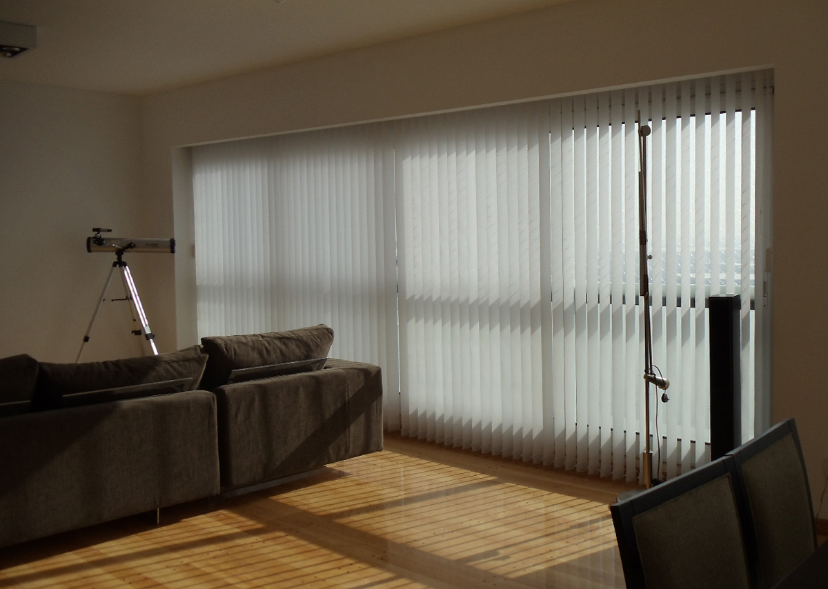 Comparación entre cortina roller y bandas verticales en living